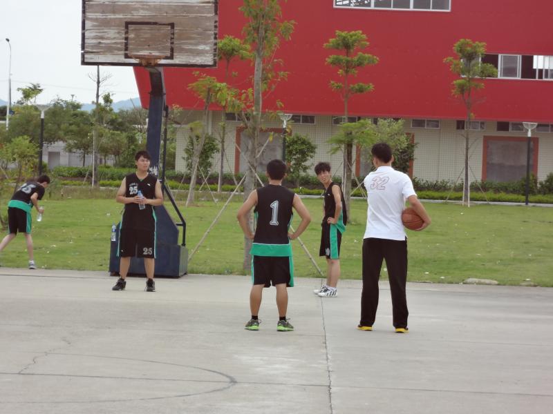 bevictor新老生篮球友谊赛开赛2.jpg bevictor新老生篮球友谊赛开赛2.jpg