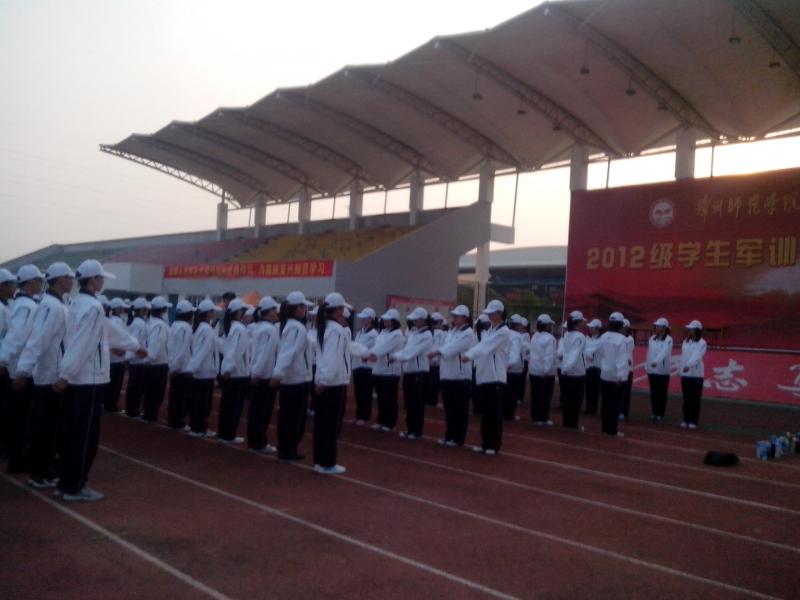 bevictor2012级新生军训系列报道之齐步走4.jpg